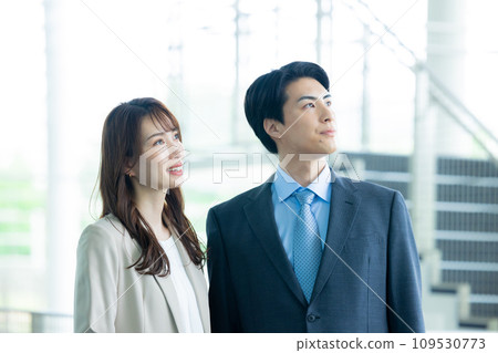 並排站立的男女業務團隊 109530773