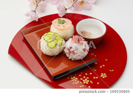 手鞠壽司紅盤櫻花和梅花 109530805