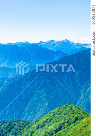 夏季攀登雞之岳(從雞岳中峰看到的矢之岳) 夏季攀登雞之岳(從雞岳中峰看到的矢之岳) 109530872