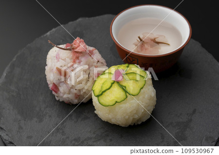 Temari sushi, black plate and cherry blossom tea, black background 109530967