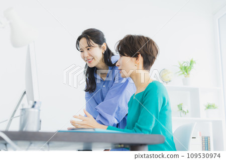 two businesswomen two businesswomen 109530974