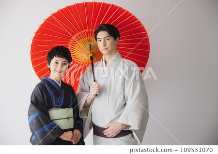 穿著和服的男人和女人打著雨傘 109531070