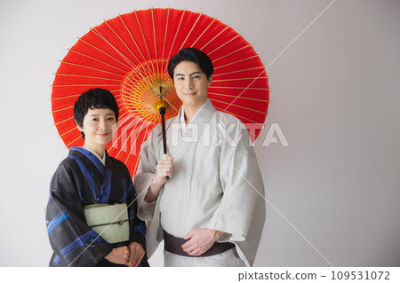 穿著和服的男人和女人打著雨傘 109531072