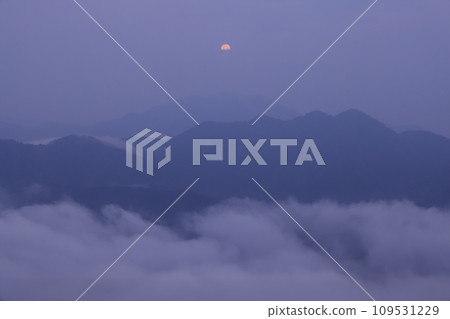 滿月漂浮在雲海裡 滿月漂浮在雲海裡 109531229
