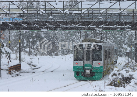 Echigo Tokimeki Railway ET127 series passing through the snowy scenery passing by the switchbacks of Sekiyama Station‗Photo taken on November 25, 2023 109531343