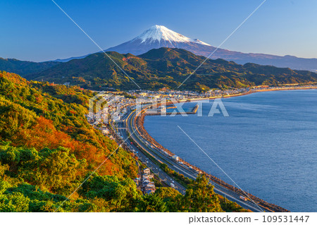 秋天從佐田峠看到的富士山、駿河灣和紅葉 109531447