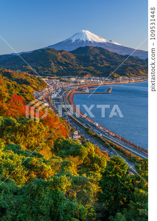 秋天從佐田峠看到的富士山、駿河灣和東名高速公路 秋天從佐田峠看到的富士山、駿河灣和東名高速公路 109531448