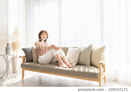 一個年輕的女人在房間裡放鬆 一個年輕的女人在房間裡放鬆 109532171