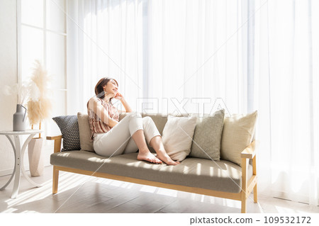 一個年輕的女人在房間裡放鬆 109532172