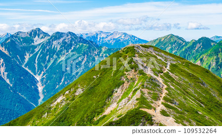 Climbing Mt. Jigatake in summer (view of Mt. Harinoki, Mt. Yakushi, Mt. Minami, Mt. Akazawa, and Mt. Narusawa from the middle peak of Mt. Jjigatake) 109532264