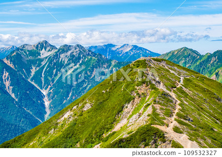 Climbing Mt. Jigatake in summer (view of Mt. Harinoki, Mt. Yakushi, Mt. Minami and Mt. Akazawa from the middle peak of Mt. Jjigatake) 109532327