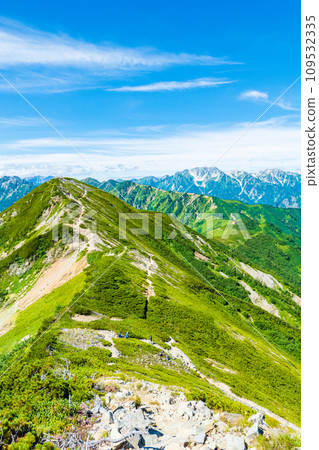 Climbing Mt. Jjigatake in summer (view towards Tateyama from Mt. Jigatake middle peak) Climbing Mt. Jjigatake in summer (view towards Tateyama from Mt. Jigatake middle peak) 109532335