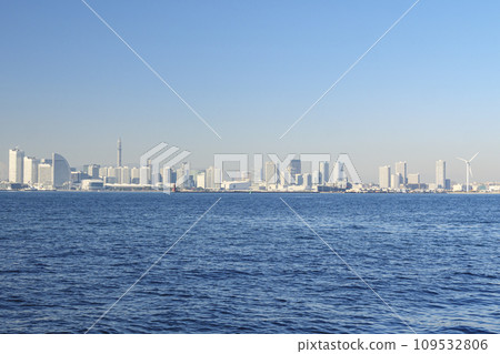 Winter in Yokohama Port seen from Daikoku Pier 109532806