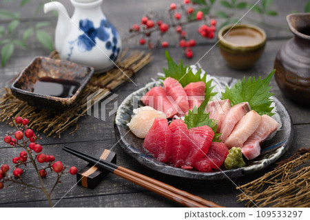 Assorted sashimi served with Japanese sake (hot sake) 109533297