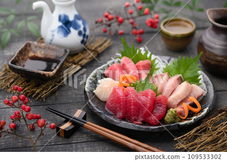 生魚片拼盤佐日式酒(熱酒) 生魚片拼盤佐日式酒(熱酒) 109533302