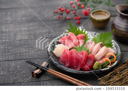Assorted sashimi served with sake 109533310