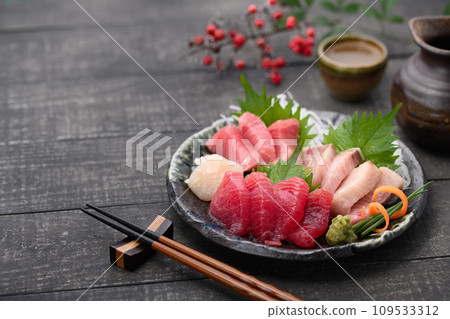 什錦生魚片配清酒 109533312