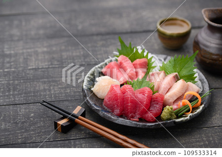 Assorted sashimi served with Japanese sake (hot sake) 109533314