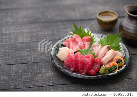 生魚片拼盤佐日式酒(熱酒) 生魚片拼盤佐日式酒(熱酒) 109533315