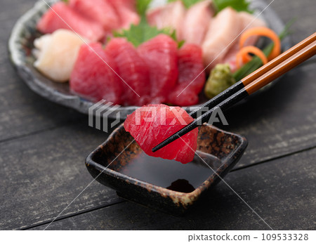 Assorted sashimi 109533328