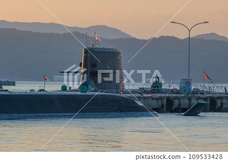 Evening view with a submarine in Kure 109533428