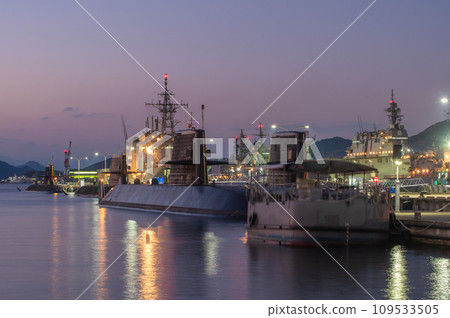 Evening view with a submarine in Kure 109533505