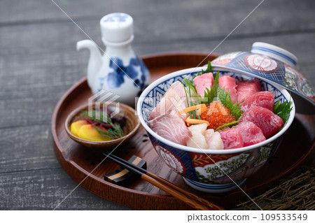 Bowl of rice topped with sashimi  109533549