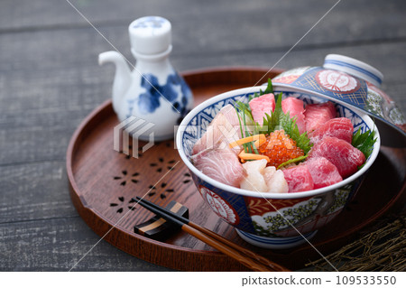 Bowl of rice topped with sashimi  109533550
