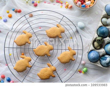 Easter cookies decorating 109533983