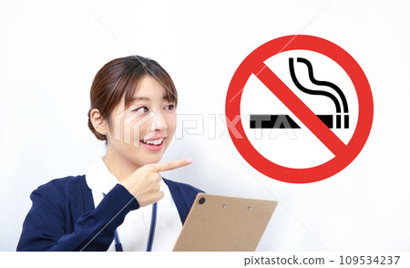 Image of a nurse recommending quitting smoking 109534237
