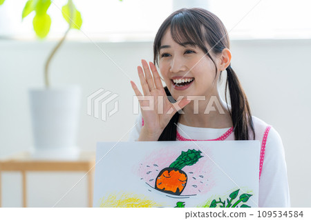 玩連環畫的保育員 109534584