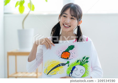 A nursery teacher who plays a picture-story show A nursery teacher who plays a picture-story show 109534590