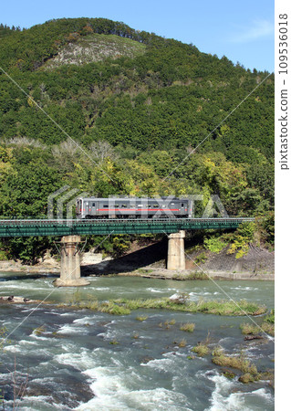 石北本線、石北線、木葉54、穿越秋景的定期列車 石北本線、石北線、木葉54、穿越秋景的定期列車 109536018