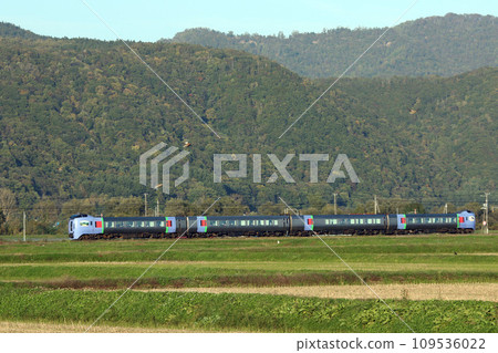 初秋在石北本線運行的特快大雪 特急大雪木葉 283系列 283系列 初秋在石北本線運行的特快大雪 特急大雪木葉 283系列 283系列 109536022