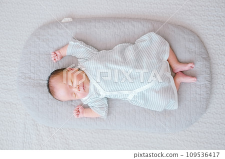 睡在 topponcino 的新生嬰兒 109536417