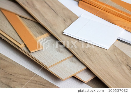 Wooden flooring boards close up, construction waste 109537082