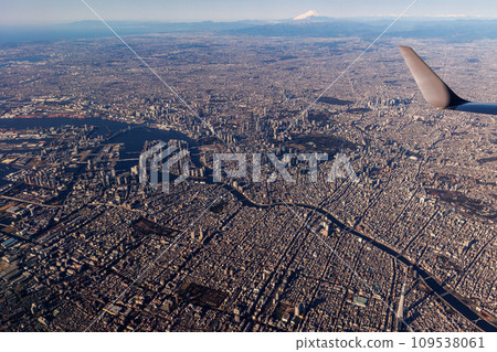 從東京上空看到的東京晴空塔和富士山 從東京上空看到的東京晴空塔和富士山 109538061