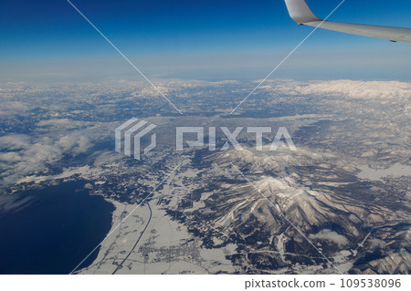 冬季從上方看到的豬苗代湖和磐梯山（福島縣） 109538096