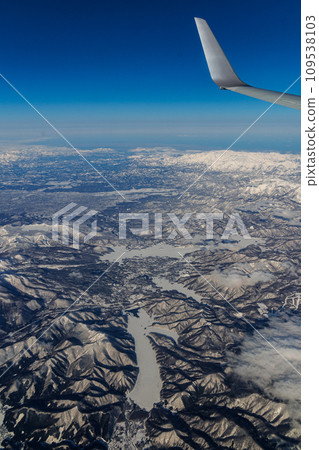 冬季從空中俯瞰磐梯山和五色沼(福島縣) 冬季從空中俯瞰磐梯山和五色沼(福島縣) 109538103