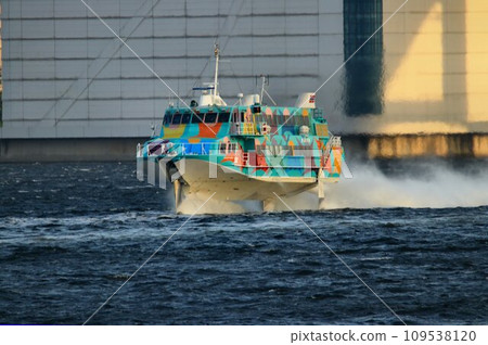 Sprinting in the twilight…Jetfoil winging towards Takeshiba Pier Sprinting in the twilight…Jetfoil winging towards Takeshiba Pier 109538120