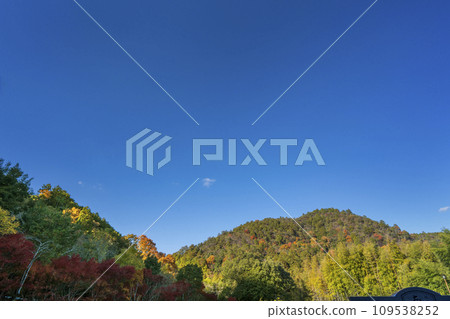 Autumn Kyoto, Saga Toriimoto mountains and clear autumn sky 109538252