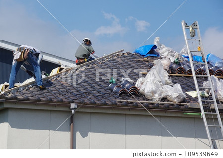 修復瓦屋頂的脊瓦 修復瓦屋頂的脊瓦 109539649