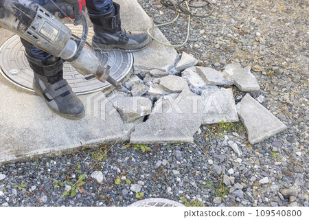 一名工人正在打破化糞池的混凝土 109540800