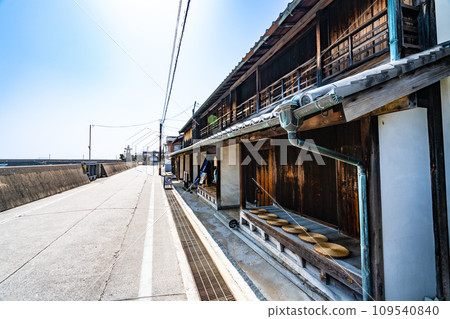 [Important Preservation District for Groups of Traditional Buildings] Toyomachi Mitarai Coastal Road and Boat Inn 3 Kure City, Hiroshima Prefecture 109540840