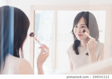 在家化妝的年輕女子 在家化妝的年輕女子 109541121