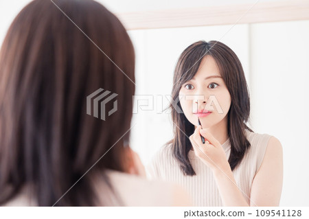 在家化妝的年輕女子 在家化妝的年輕女子 109541128