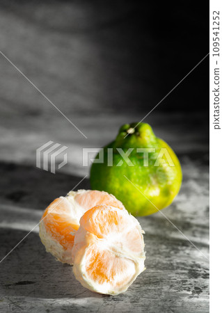Citrus on black background plate 109541252