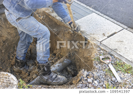 工人們正在挖掘化糞池 109541397