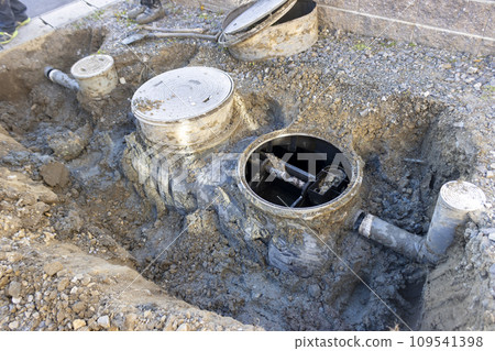 工人們正在挖掘化糞池 109541398