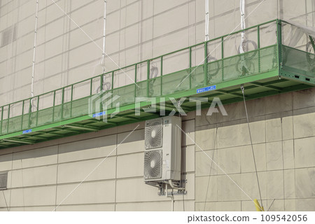 Temporary gondola and mesh sheet for exterior wall construction Temporary gondola and mesh sheet for exterior wall construction 109542056